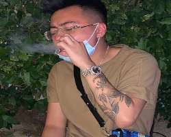 The star is a tattoo freak and has engraved floral tattoos on his forearm.